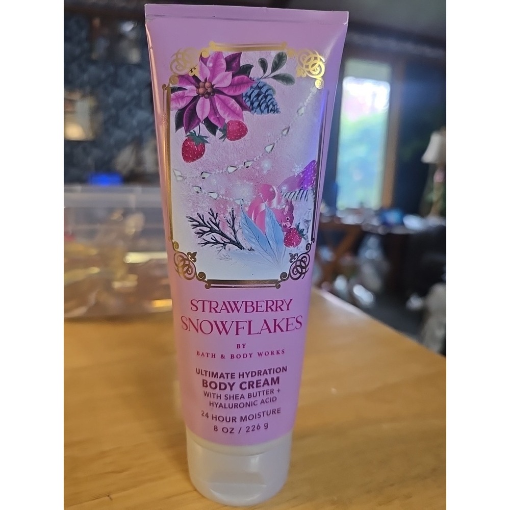 Bath & Body Works Strawberry Snowflakes Ultimate Hydration Body Cream 8‎ oz NEW